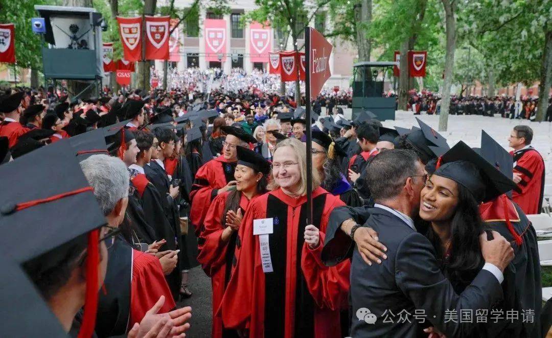 讲的中国女生蒋雨融来自青岛英高毕业本科就读于杜克九游会·j9网站震撼全场!史上首位在哈佛毕业演(图3) 讲的中国女生蒋雨融来自青岛英高毕业本科就读于杜克九游会·j9网站震撼全场!史上首位在哈佛毕业演(图3)
