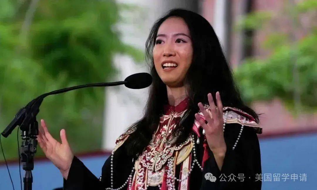 讲的中国女生蒋雨融来自青岛英高毕业本科就读于杜克九游会·j9网站震撼全场！史上首位在哈佛毕业演(图6)